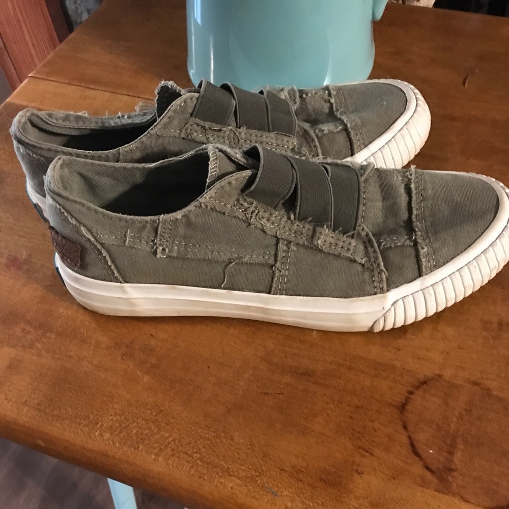 Size 6 blowfish slide ons